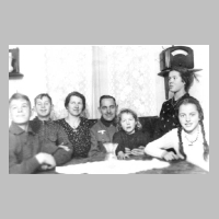 086-0075 Adolf Murach auf Heimaturlaub im Jahre 1940 zusammen mit Ehefrau Rosa und den Kindern im Wohnzimmer.jpg